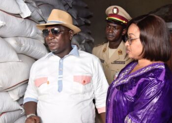 Guillaume Hawing, lance la distribution du riz aux cantines scolaires du pays