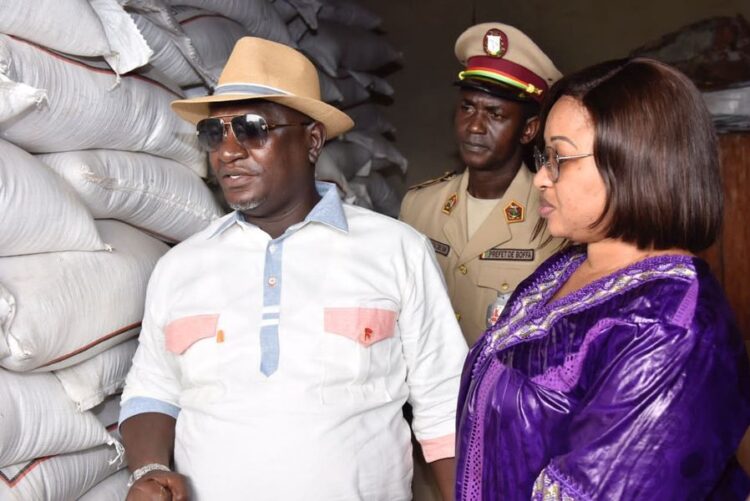 Guillaume Hawing, lance la distribution du riz aux cantines scolaires du pays