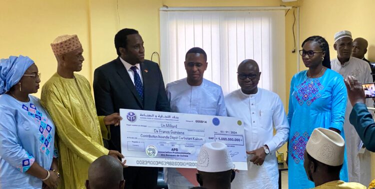 Don de 2 milliards de GNF de l’APB pour les sinistrés de l’incendie à Kaloum