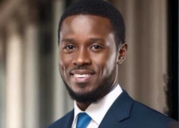 Présidentielle au Sénégal : qui est le candidat Bassirou Diomaye Faye ?