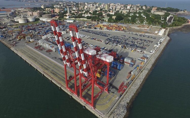 Hausse des exportations de 46,8 % et baisse des importations de 41,4 % en février 2024