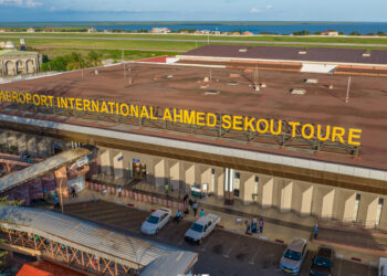 La douane saisie 811 200 EUR et 4 kg de cocaïne à l’aéroport de Conakry