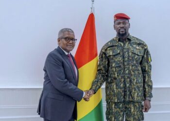 Mamadi Doumbouya reçoit Aliko Dangoté pour discuter d’investissements stratégiques