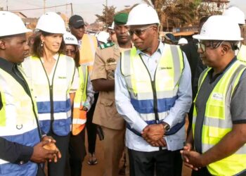 Bah Oury et l’ambassadrice des Pays-Bas visitent les chantiers des ponts de Kassonya, Kissosso et Kakimbo