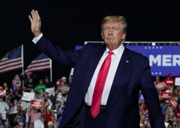 Trump défend son offensive économique après 100 jours à la Maison-Blanche