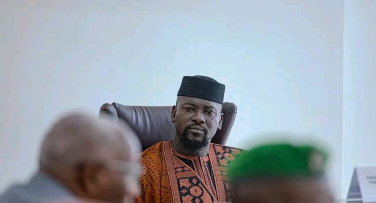 Doumbouya préside un conseil exceptionnel des ministres à son retour, entouré des membres du CNRD