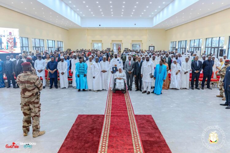 Mamadi Doumbouya reçoit le projet final de la nouvelle constitution du CNT