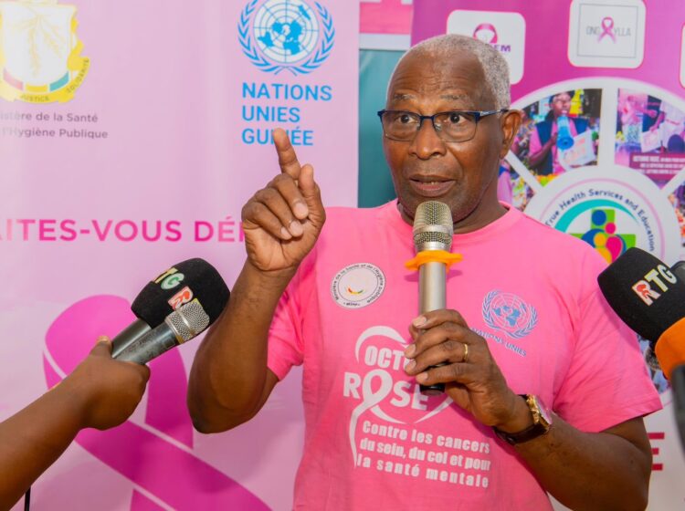 le Premier ministre Ahmadou Oury Bah en première ligne de la marche rose