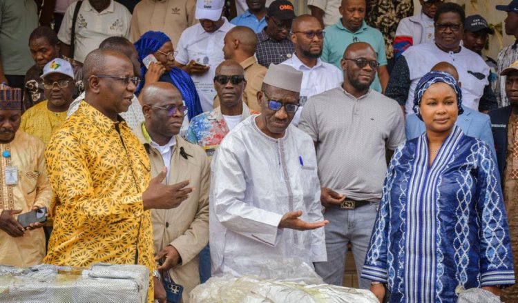 Remise des équipements aux agents des conservations foncières en Guinée