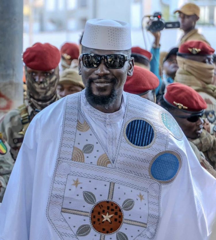 Guinée : Mamadi Doumbouya remporte l’élection présidentielle en un coup KO