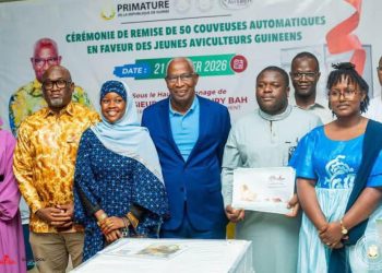 Le Premier ministre remet des couveuses automatiques aux jeunes aviculteurs guinéens