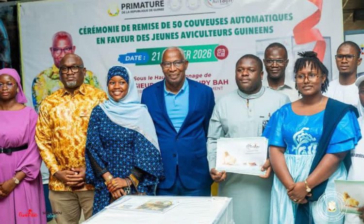 Le Premier ministre remet des couveuses automatiques aux jeunes aviculteurs guinéens