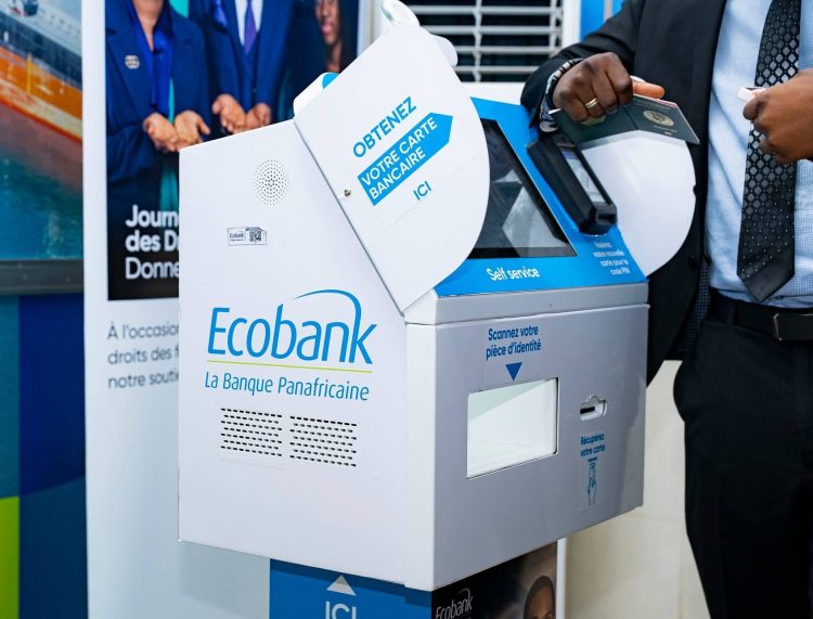 Ecobank Guinée lance un kiosque bancaire autonome pour accélérer l’accès aux services financiers