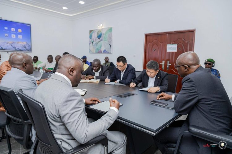 Énergie : le ministre échange avec RAGNI et FABRILEC sur des projets d’éclairage et d’électrification