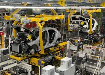 Vue générale d'une chaîne de production du constructeur automobile allemand Mercedes-Benz dans une usine, à Rastatt, en Allemagne. /Photo prise le 4 juin 2025/REUTERS/Christoph Steitz/Photo d'archives