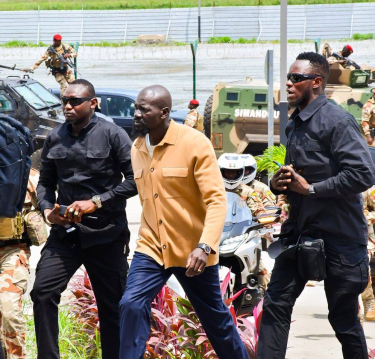 Mamadi Doumbouya de retour à Conakry après dix jours de congé en Grèce