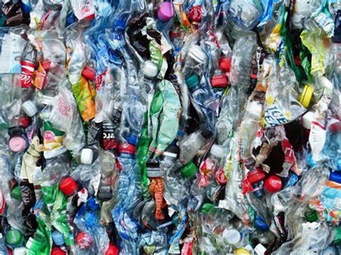 Plastiques à usage unique : derrière l’interdiction, une économie à réinventer